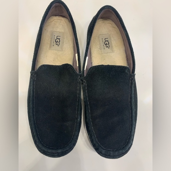 UGG - US 8 black genuine leather slippers shearling - Picture 1 of 6